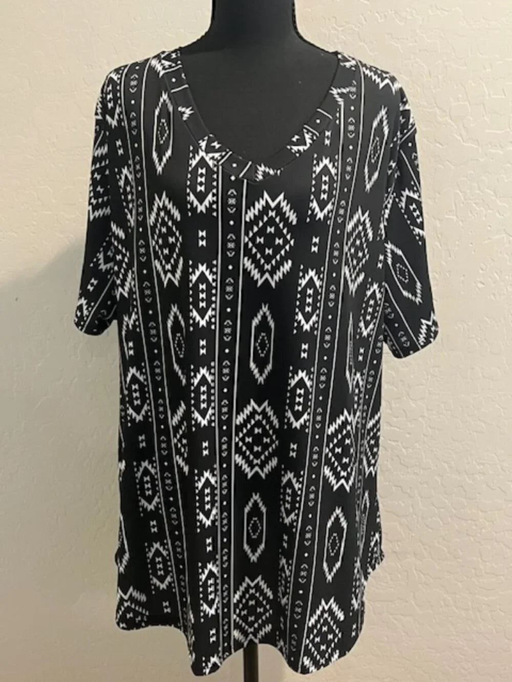 Lucky & Blessed Southwestern Aztec Tunic Top XL Black white NWT